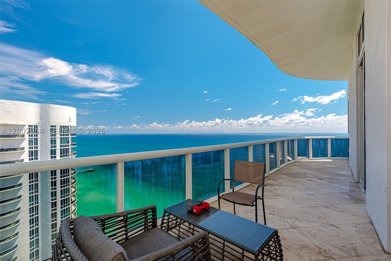 Comprar apartamento no Trump Tower Two 4302