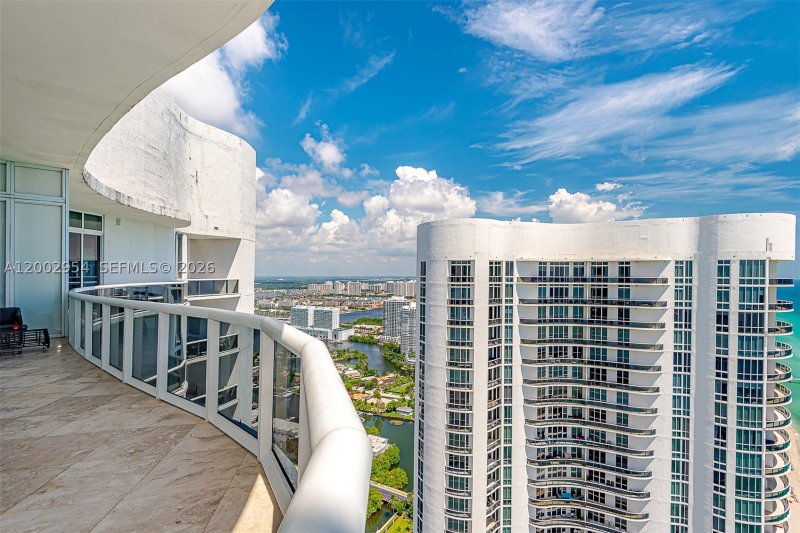 Comprar apartamento no Trump Tower Two 4302