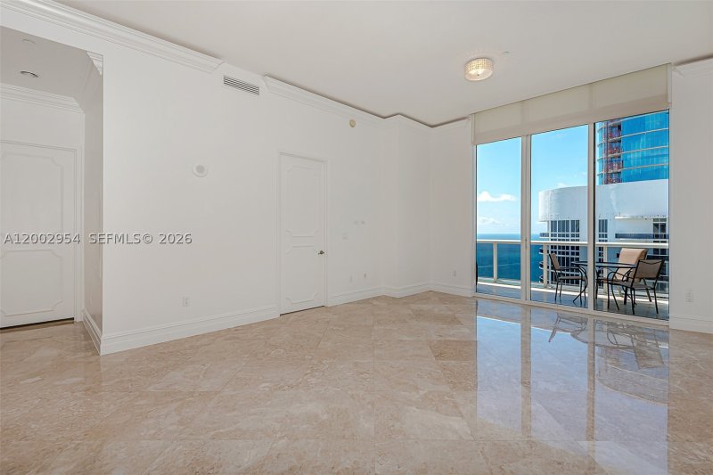 Comprar apartamento no Trump Tower Two 4302