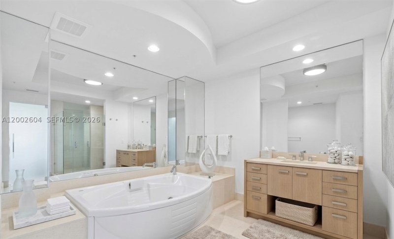 Condo for sale at Trump Royale 709