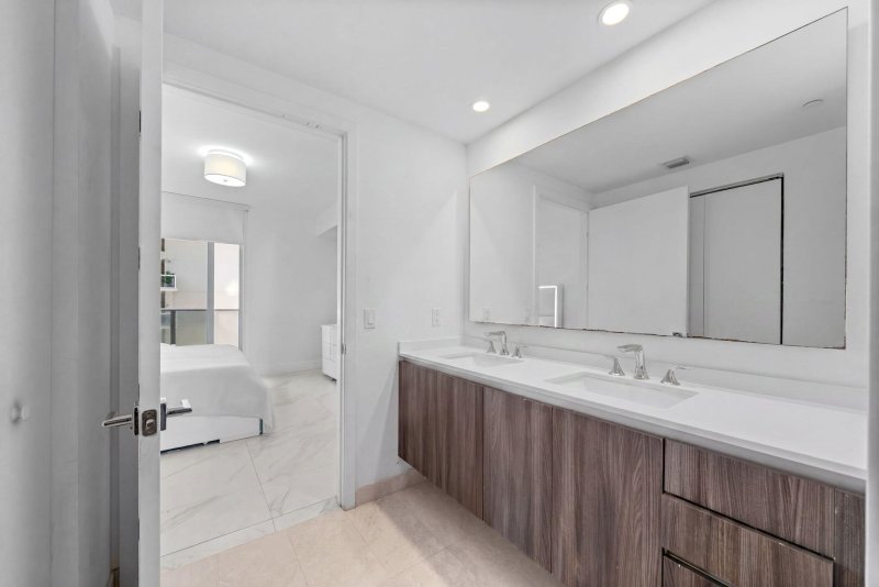Condo for sale at Aria on The Bay 905
