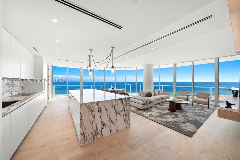 Condo for sale at Continuum I South 1206