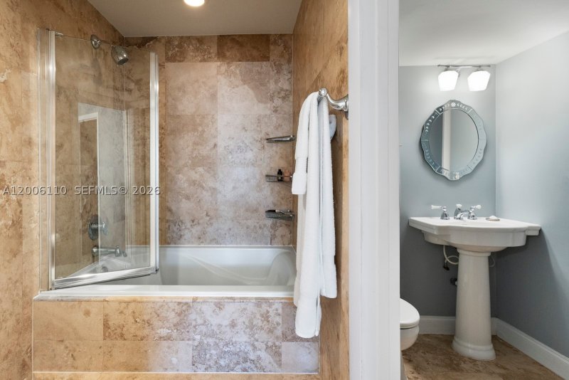 Condo for sale at Island Terrace LE