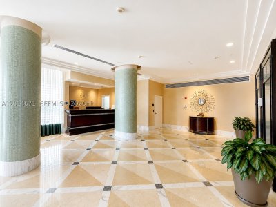 Aluguel de apartamento no The Collins Condo 614