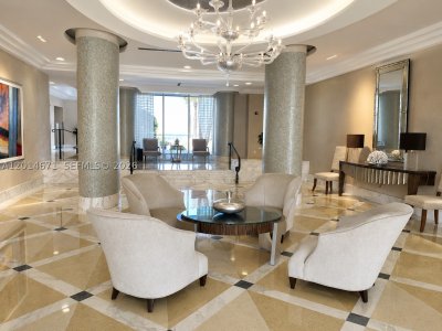 Aluguel de apartamento no The Collins Condo 614
