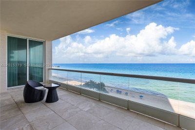 Comprar apartamento no Turnberry Ocean Colony 704