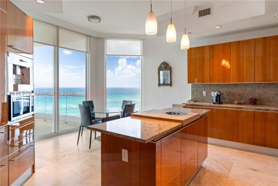 Comprar apartamento no Turnberry Ocean Colony 704