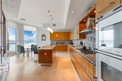 Comprar apartamento no Turnberry Ocean Colony 704
