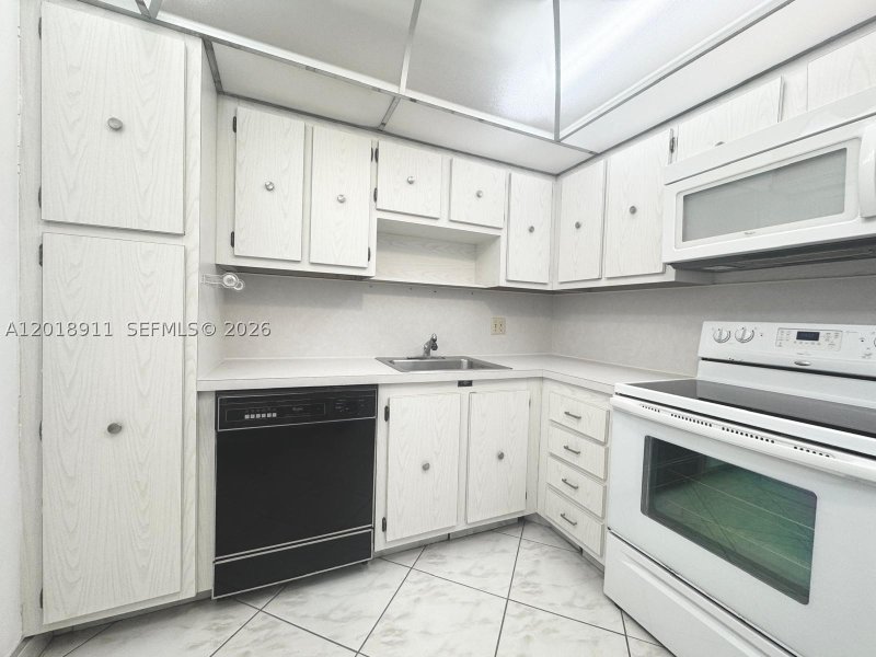 Apartment for rent at Hallmark of Hollywood 1114 (AVAILA