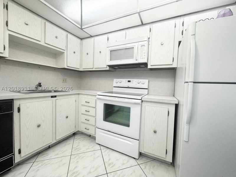 Apartment for rent at Hallmark of Hollywood 1114 (AVAILA
