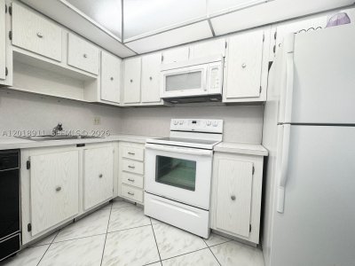 Aluguel de apartamento no Hallmark of Hollywood 1114 (AVAILA