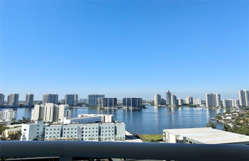 Condo for sale at Trump Royale 1901
