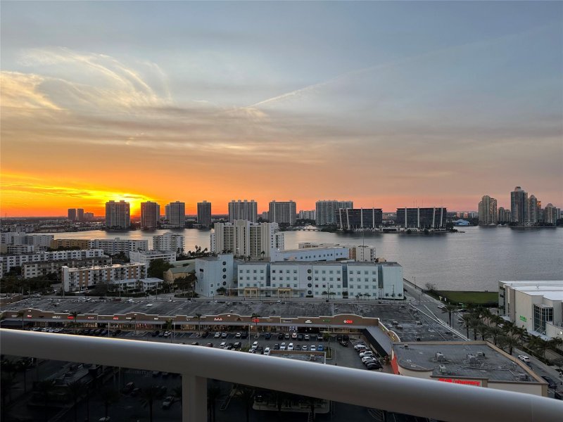 Condo for sale at Trump Royale 1901