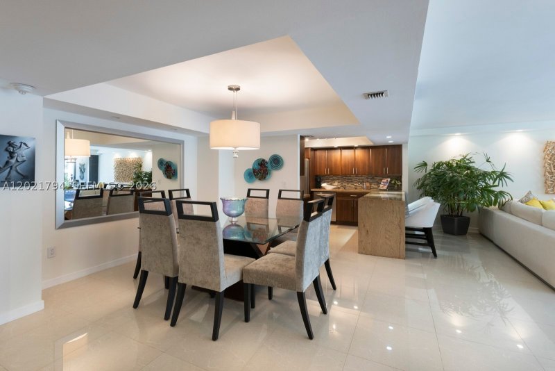Comprar apartamento en Grove Isles Tower III C307