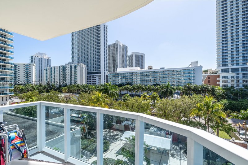 Condo for sale at Hallmark of Hollywood 306
