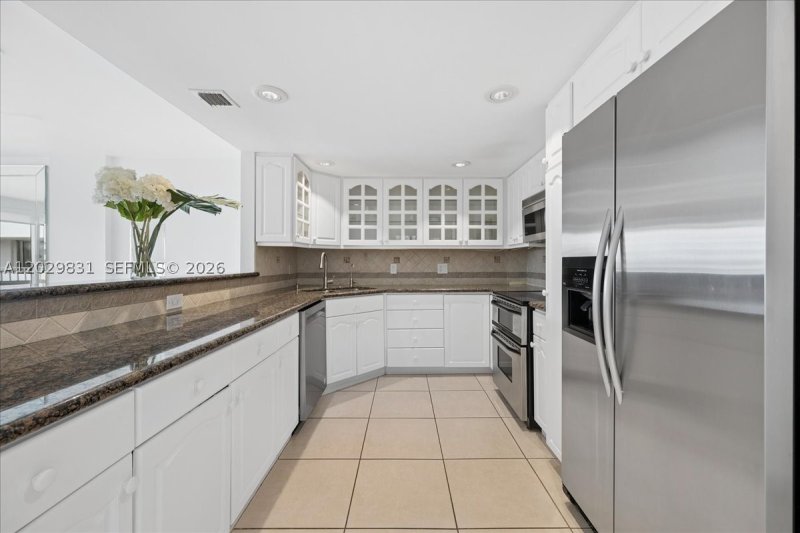 Condo for sale at Commodore Club South 911
