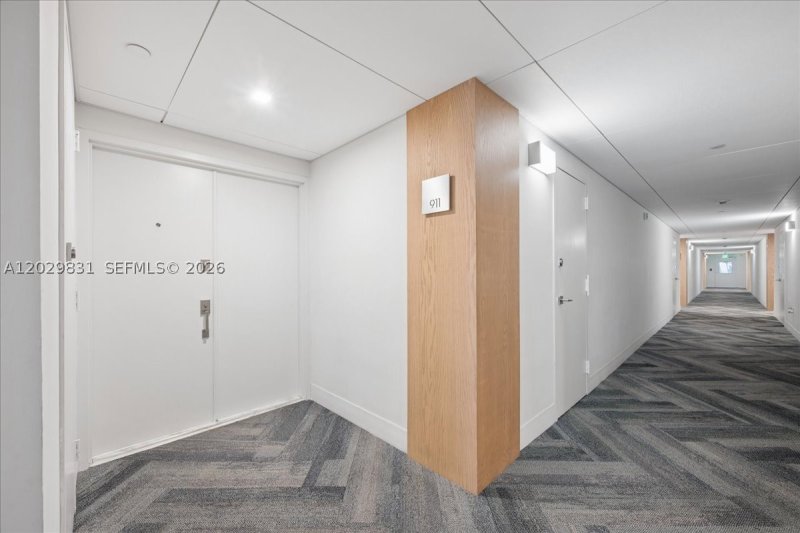 Condo for sale at Commodore Club South 911