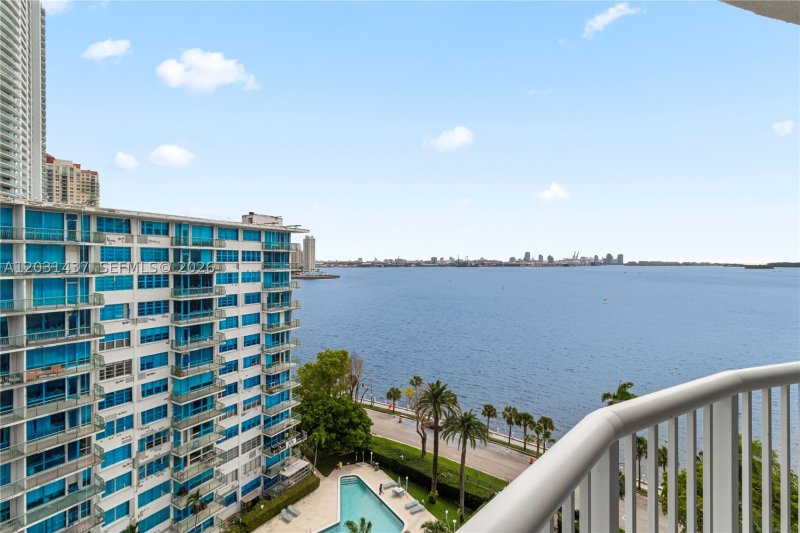 Comprar apartamento en Bayshore Place 1405C