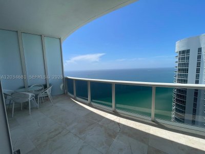 Aluguel de apartamento no Trump Tower One 4107