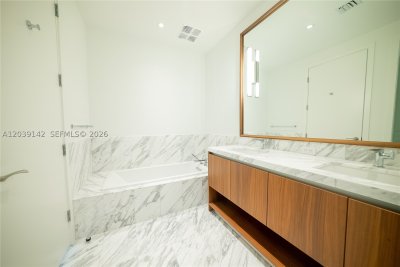 Comprar apartamento no Una Residences at Brickell 702