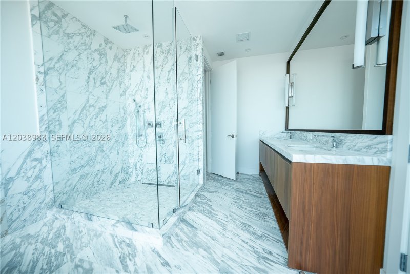 Comprar apartamento no Una Residences at Brickell 2703