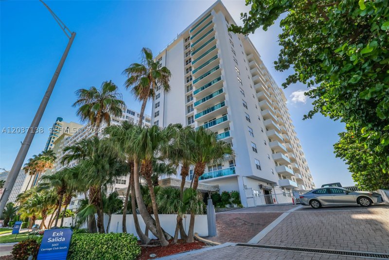Condo for sale at Carriage Club South 6E