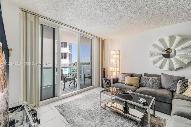 Condo for sale at Carriage Club South 6E