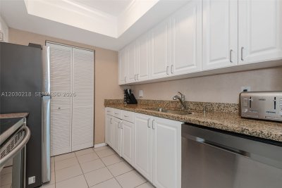 Comprar apartamento no Yacht Club at Portofino 607