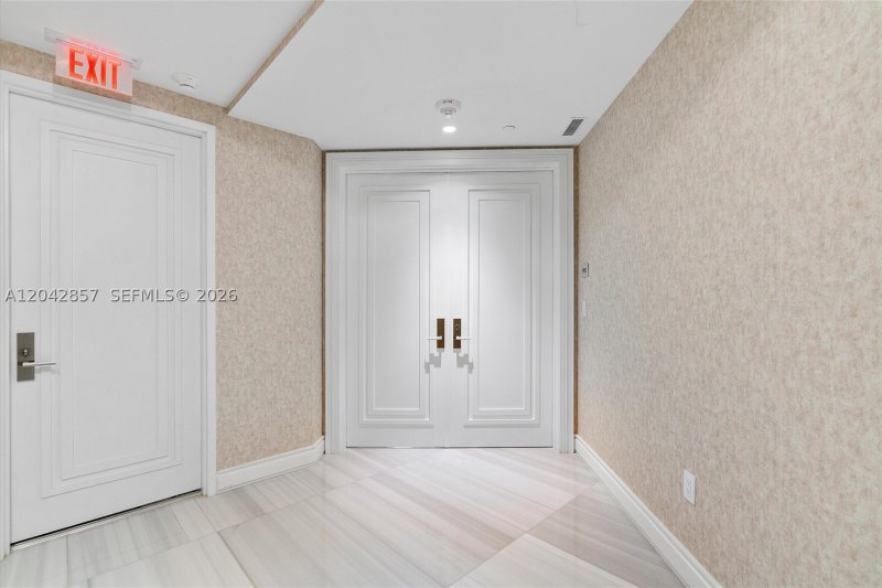 Comprar apartamento no The Estates at Acqualina 902