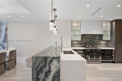 Comprar apartamento no The Estates at Acqualina 902