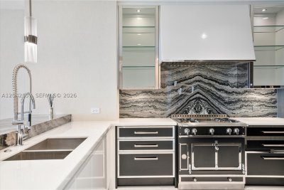 Comprar apartamento no The Estates at Acqualina 902