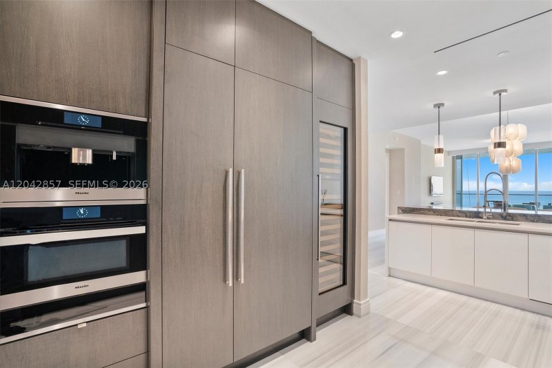 Comprar apartamento no The Estates at Acqualina 902