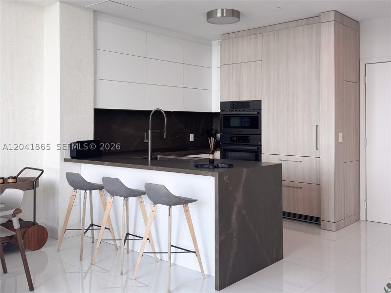 Condo for sale at The Plaza Tower I 5608