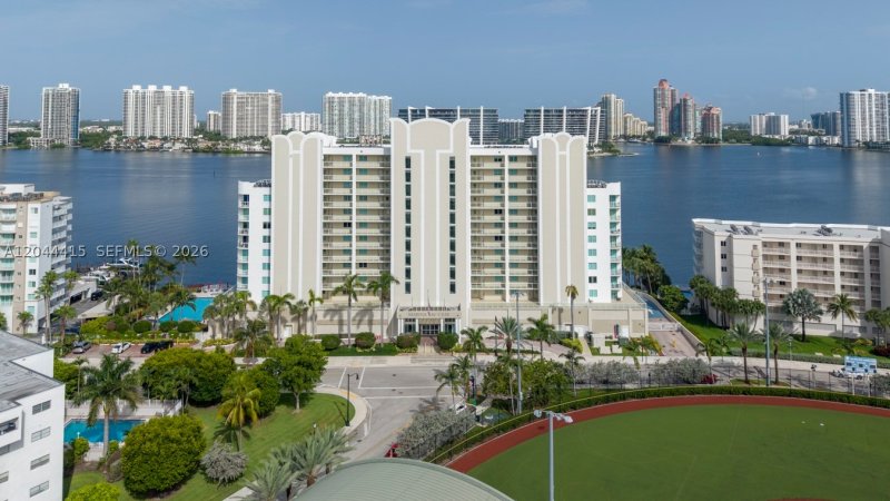 Condo for sale at Marina Bay Club 304