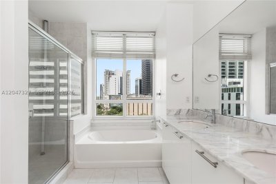 Comprar apartamento no The Plaza Tower II 1011