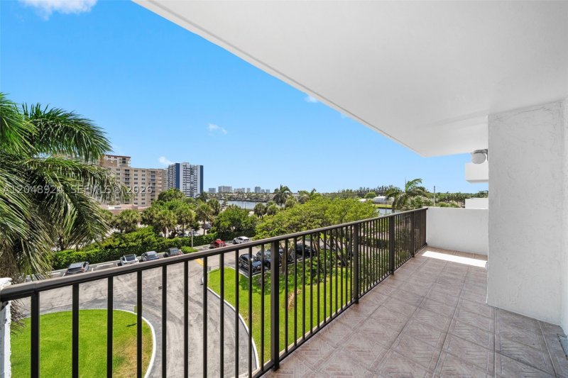 Condo for sale at The Summit 410S