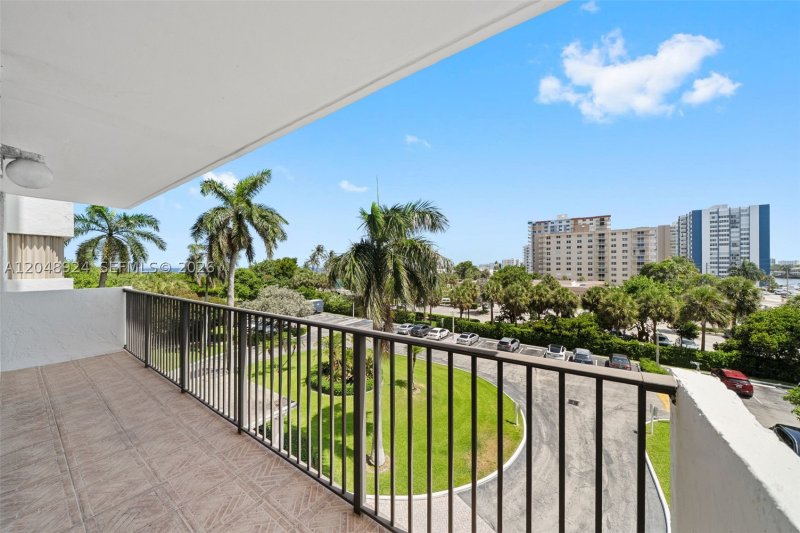 Condo for sale at The Summit 410S