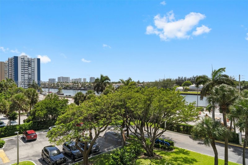 Condo for sale at The Summit 410S