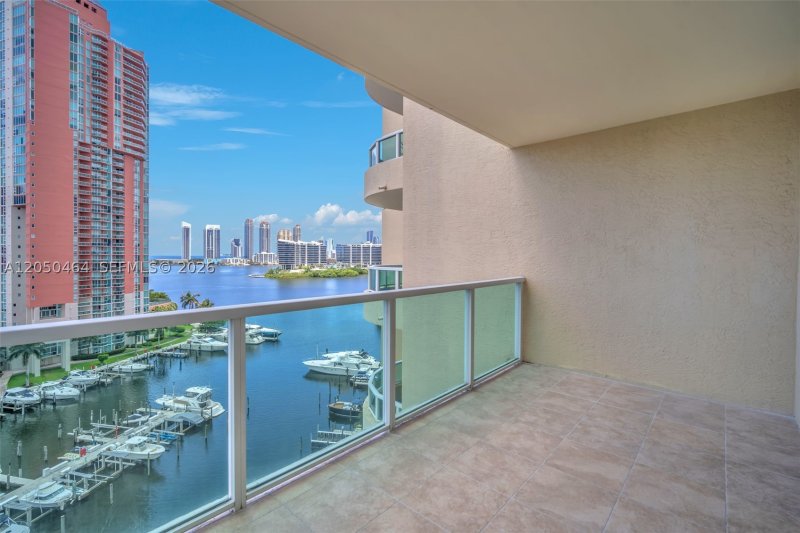 Comprar apartamento en Aventura Marina 1206