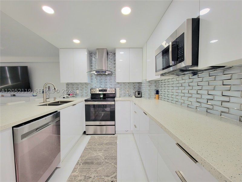 Condo for sale at Alexander Towers 901