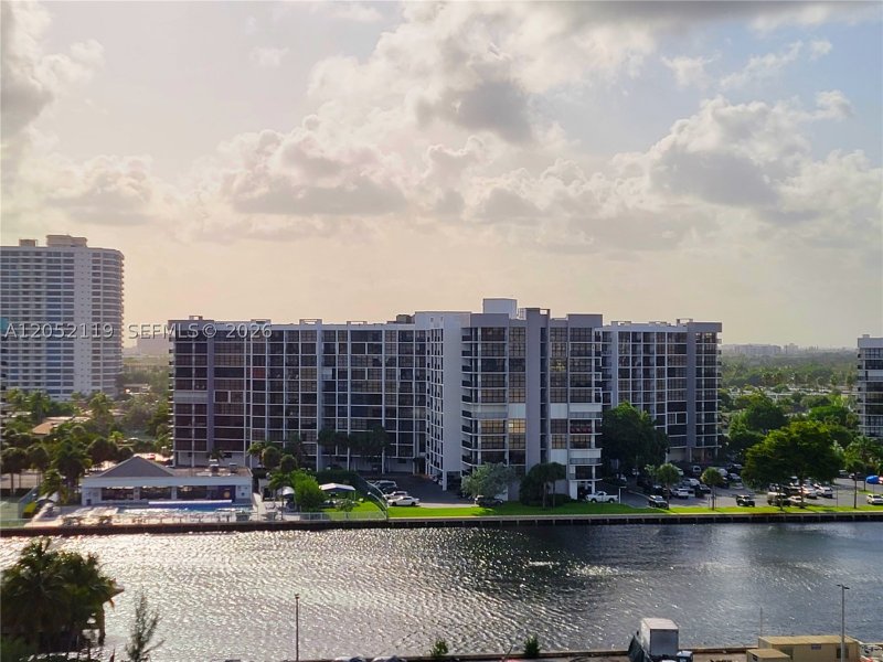 Condo for sale at Alexander Towers 901