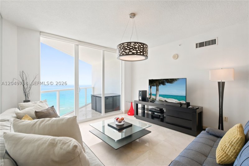 Condo for sale at La Perla 1604