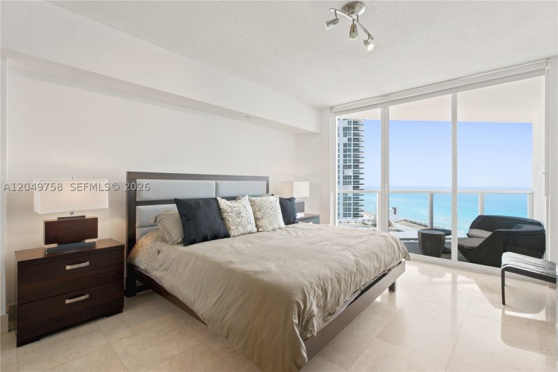 Condo for sale at La Perla 1604
