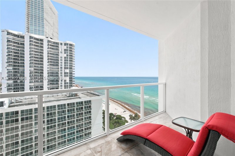 Condo for sale at La Perla 1604