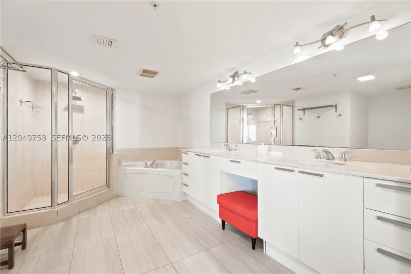 Condo for sale at La Perla 1604