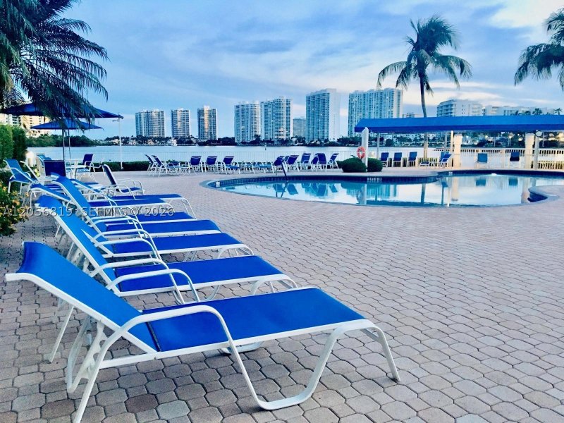Condo for sale at Mystic Pointe 500 1208