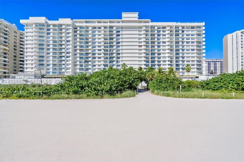 Condo for sale at Pavilion 1723