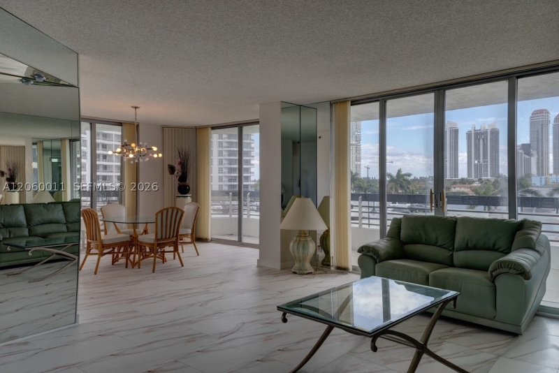 Comprar apartamento en Mystic Pointe 300 613