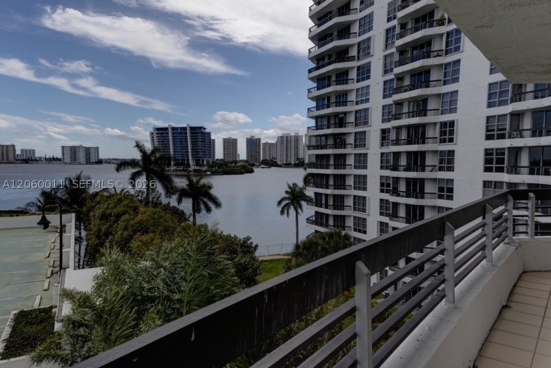 Comprar apartamento en Mystic Pointe 300 613