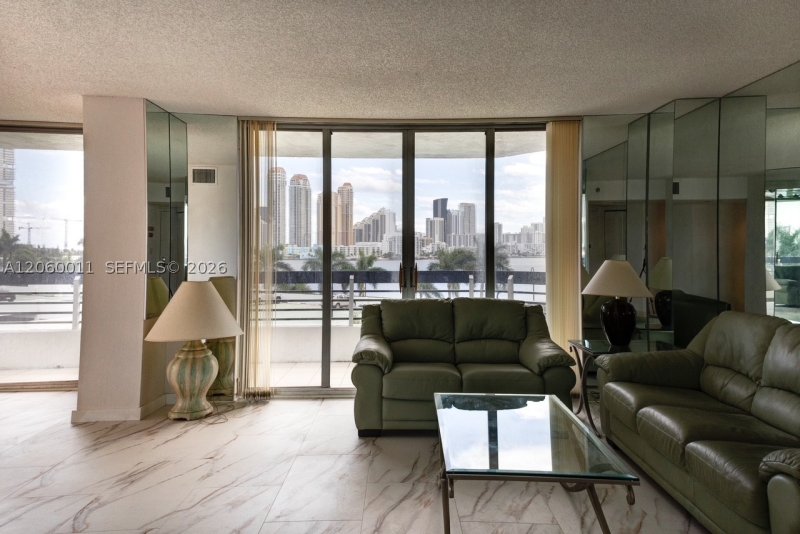 Comprar apartamento en Mystic Pointe 300 613
